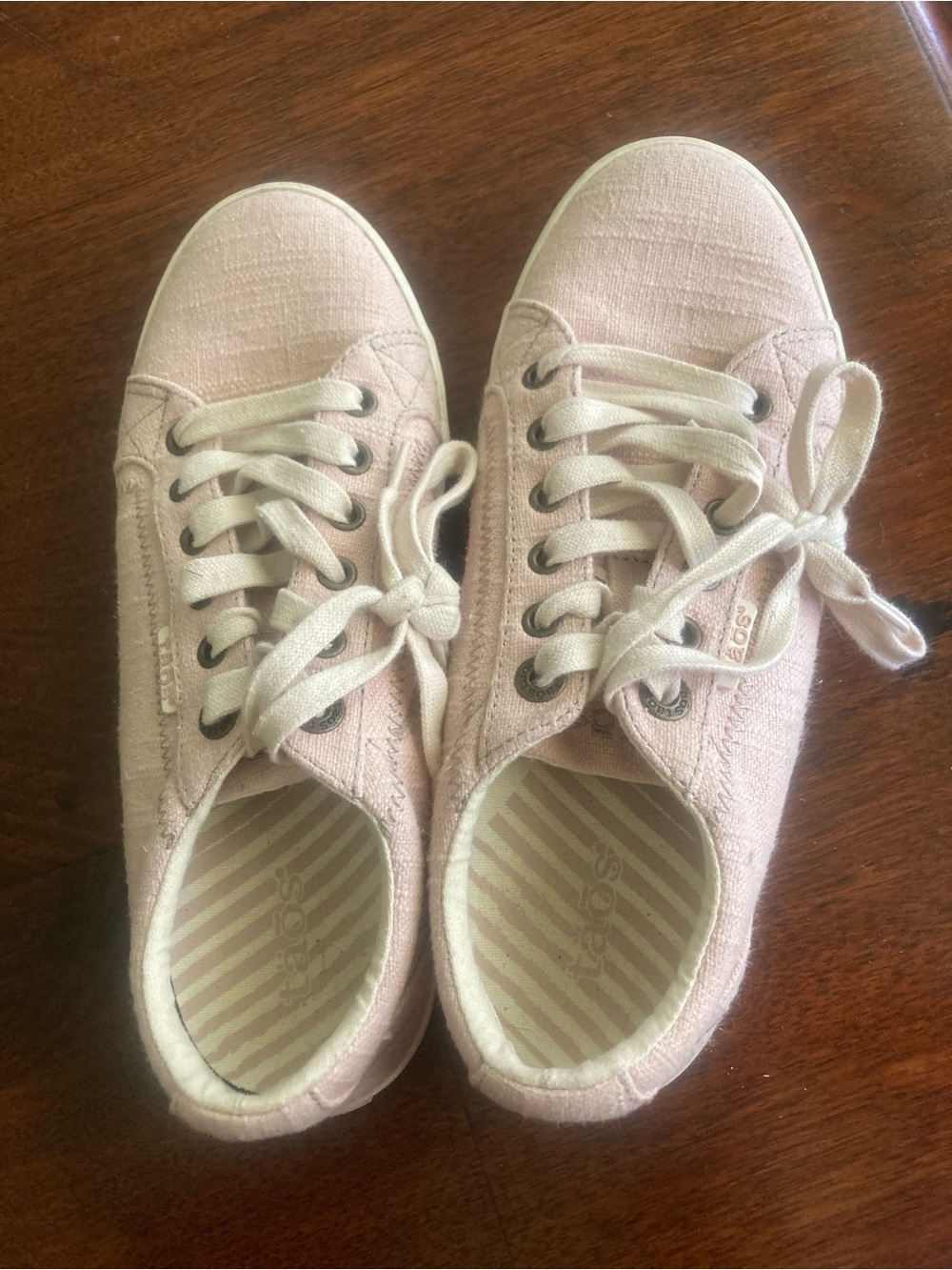 täos pink sneakers